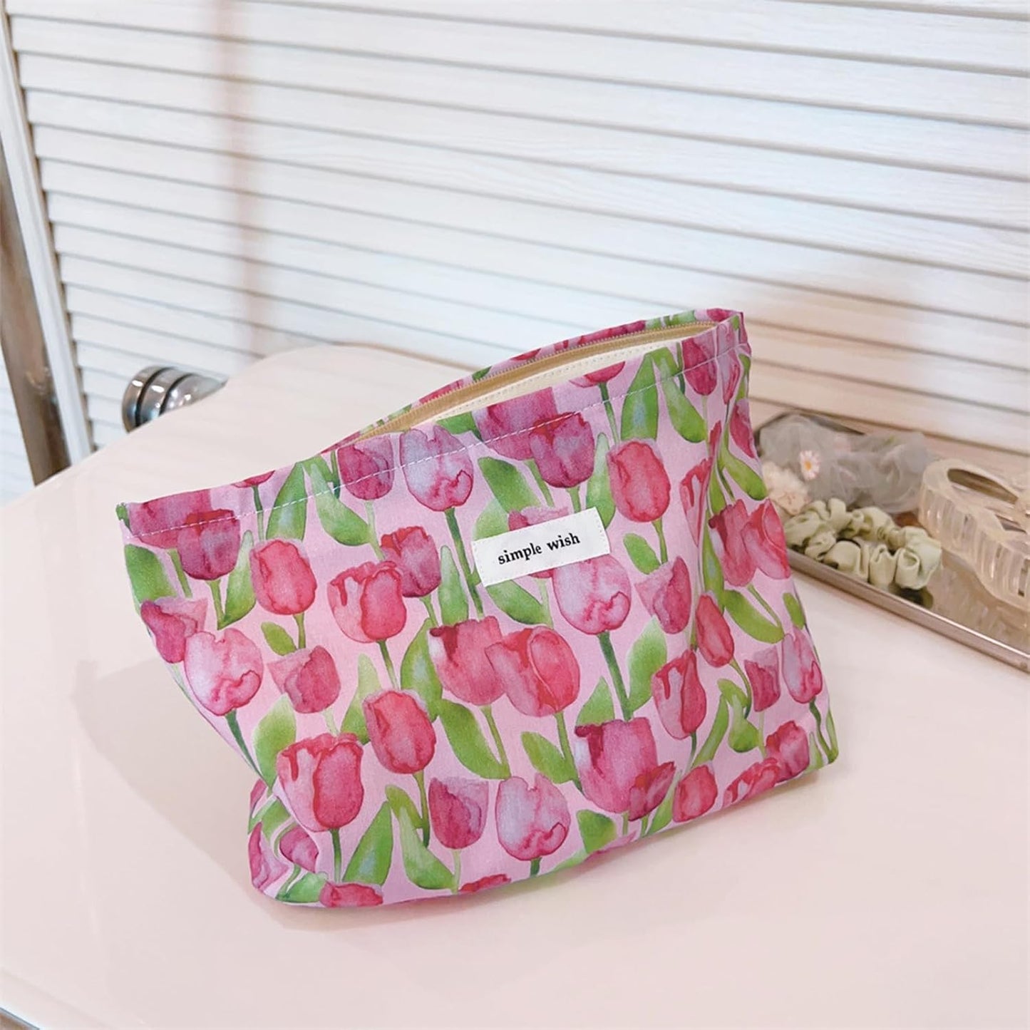 Wudygir Floral Makeup Bag for Women Travel Toiletry Bag Large Capacity Cosmetic Pouch with Zipper Cute Makeup Organizer Portable Handbag (Tulips)